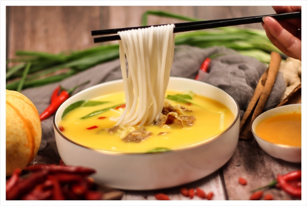康德主要生產(chǎn)經(jīng)營(yíng)高湯、高湯調味料、番茄調味醬、麻辣調味醬、豬肉調味醬等調味料