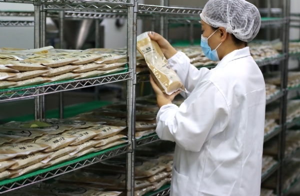 康德食品麻辣口味操作視頻-公司提供貼牌定制，免費送技術(shù)的服務(wù)，開(kāi)店無(wú)需大廚，簡(jiǎn)易操作，快速標準化出餐