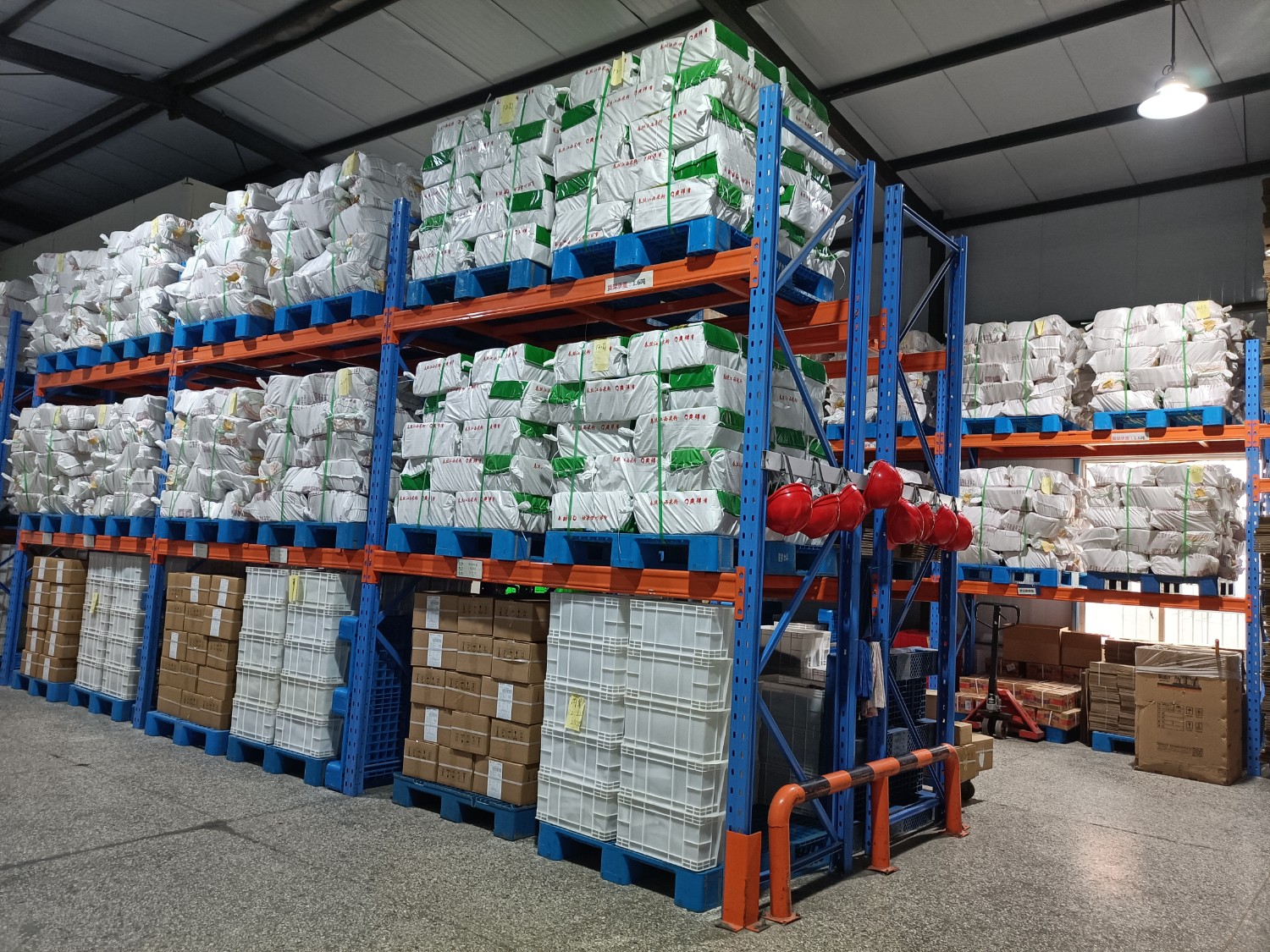 康德食品將中國味道通過(guò)傳統慢火熬制工藝和現代科技結合，為快餐界提供專(zhuān)業(yè)的廚房解決方案。公司提供貼牌定制，免費送技術(shù)的服務(wù)，開(kāi)店無(wú)需大廚，簡(jiǎn)易操作，快速標準化出餐。